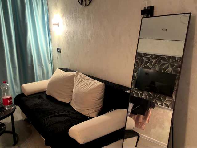 FloraLooks live cam on BongaCams