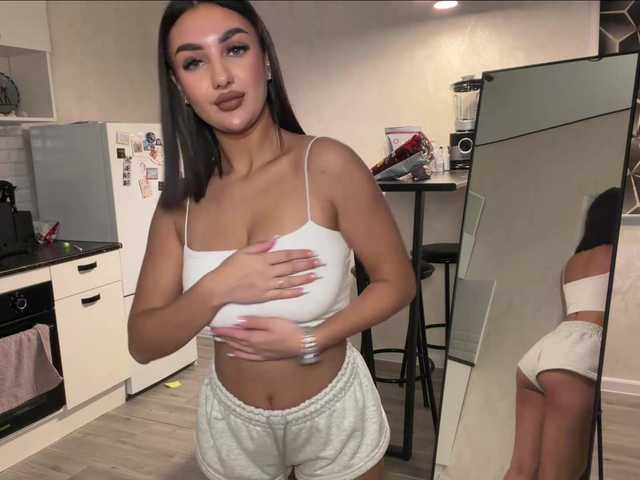 FloraLooks live cam on BongaCams