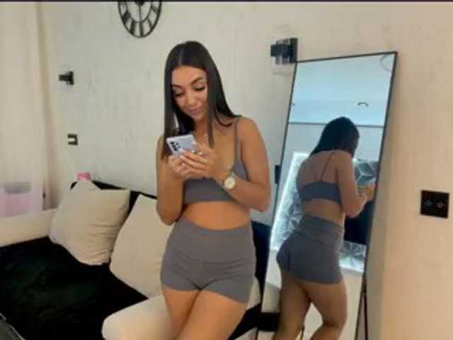 FloraLooks live cam on BongaCams