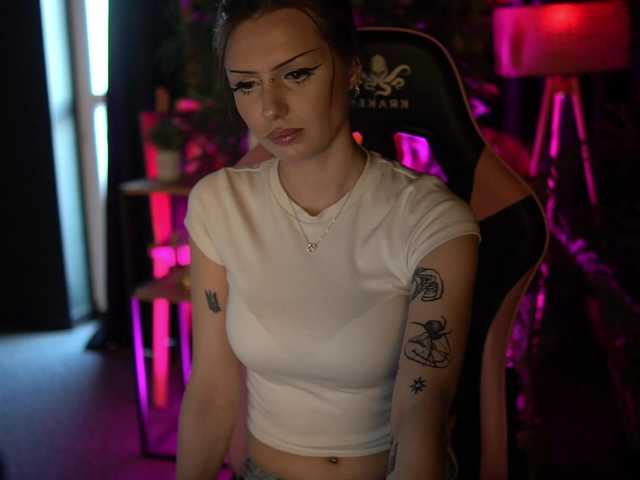Millimii live cam on BongaCams