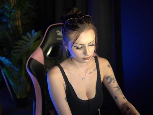 Millimii live cam on BongaCams