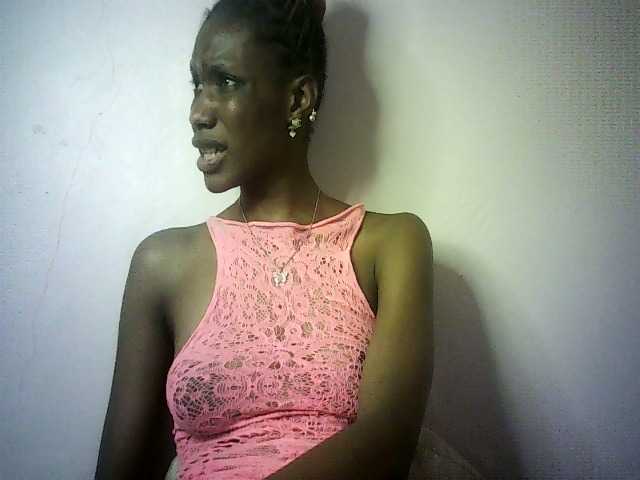 le modèle Trassy est en webcam porno dans un show sur le site bongacams, il possède les tags suivants: Ebony,Brunette,Hairy
