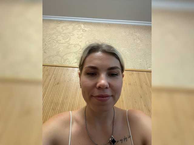 Emma942 live cam on BongaCams
