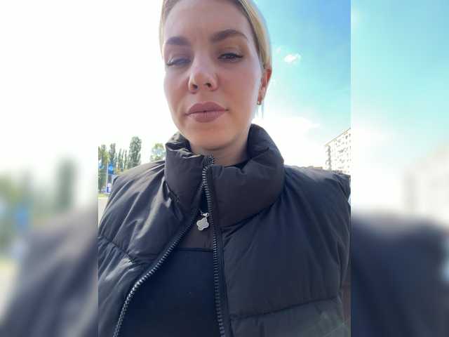 Emma942 live cam on BongaCams