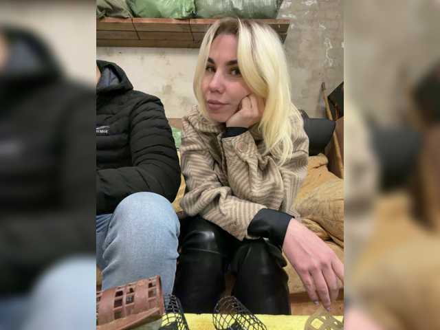 Emma942 live cam on BongaCams