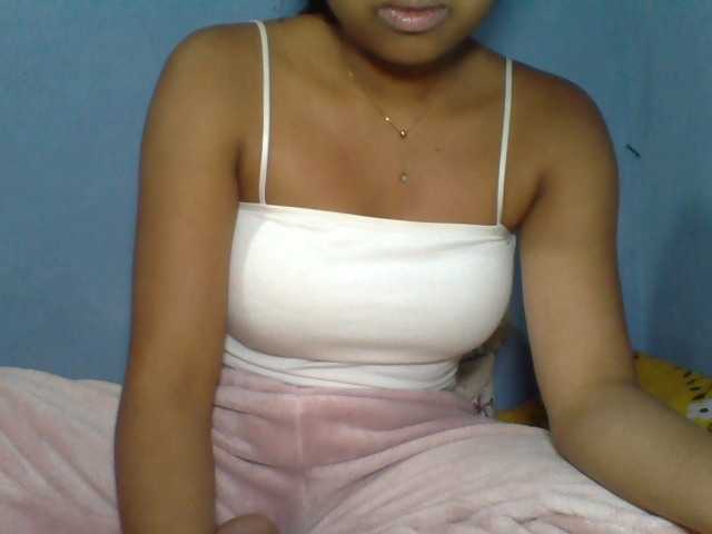 Rose-Bler live cam on BongaCams