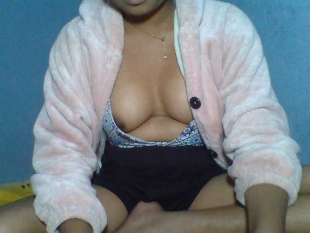 Rose-Bler live cam on BongaCams