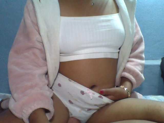 Rose-Bler live cam on BongaCams