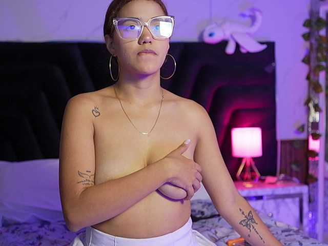 skinnylittlemommy live cam on BongaCams