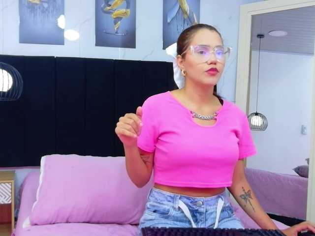 skinnylittlemommy live cam on BongaCams