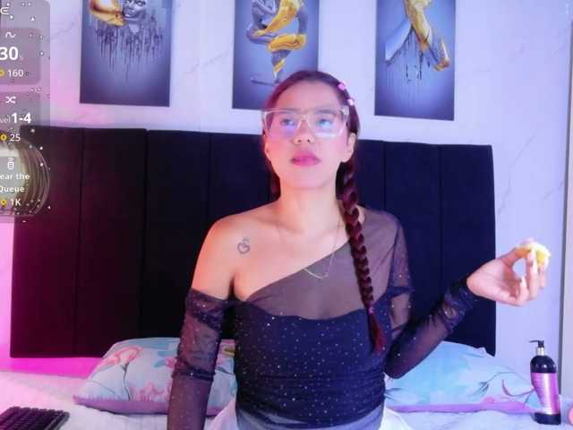 skinnylittlemommy live cam on BongaCams