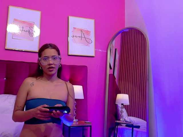 skinnylittlemommy live cam on BongaCams