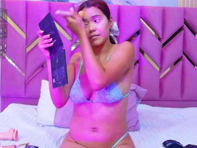 skinnylittlemommy live cam on BongaCams