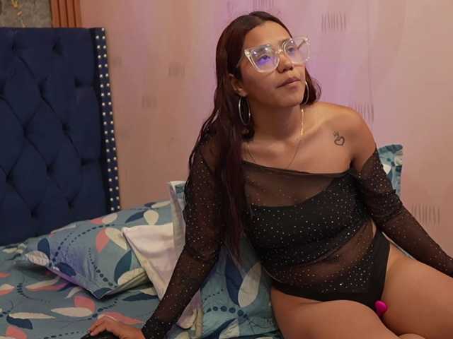 skinnylittlemommy live cam on BongaCams