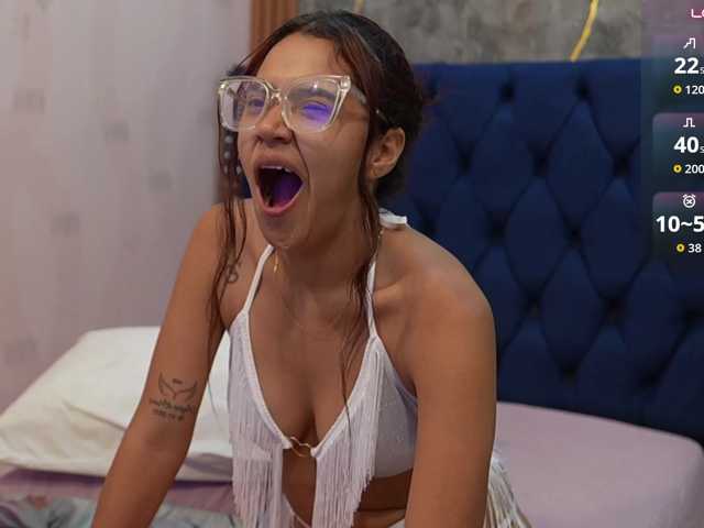 skinnylittlemommy in webcam