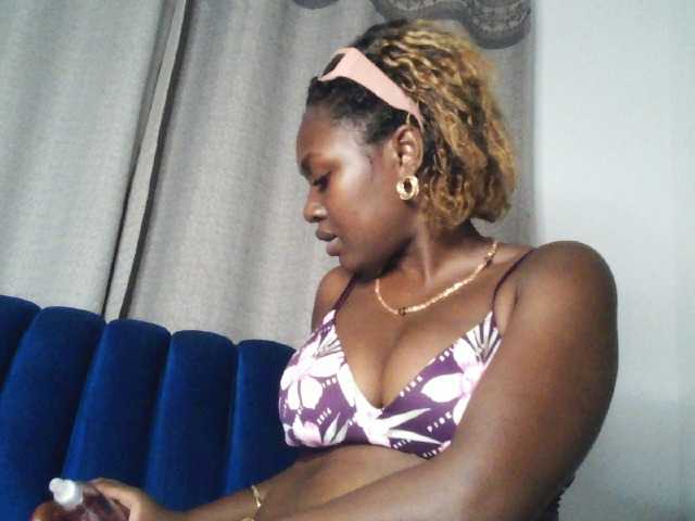 Sexytasha live cam on BongaCams