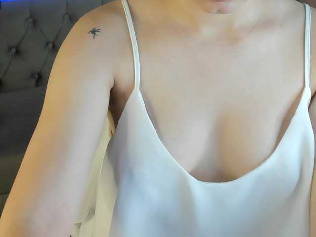 Pink-Freya live cam on BongaCams