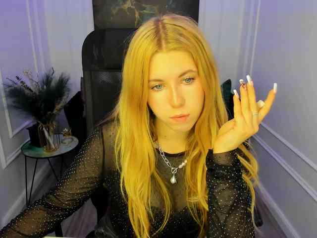 Saramuger's cam show statistics and live stream