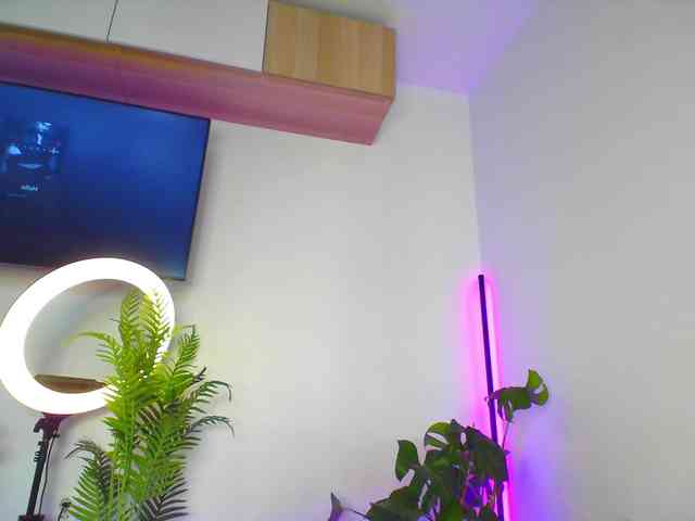 Awesome-Jolie webcam
