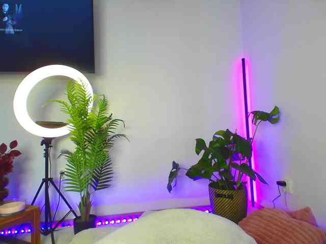 Awesome-Jolie webcam