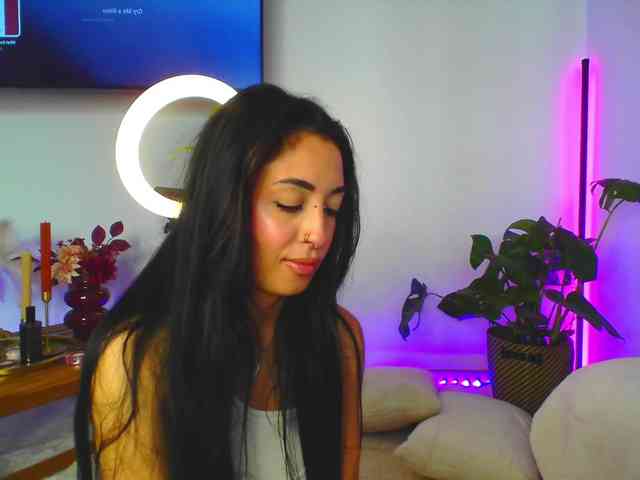 Awesome-Jolie webcam