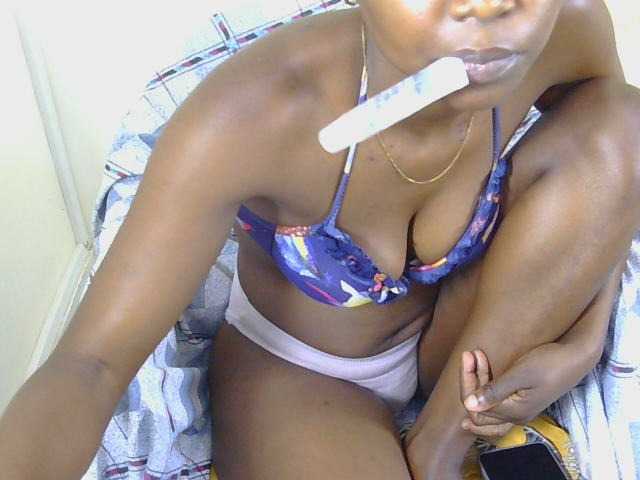 Prettyolie live cam on BongaCams