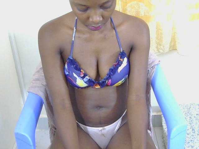 Prettyolie live cam on BongaCams