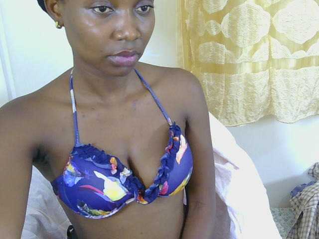 Prettyolie live cam on BongaCams