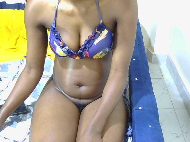 Prettyolie live cam on BongaCams