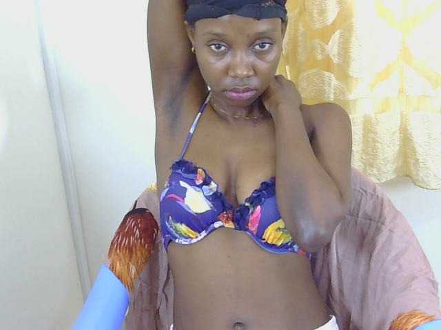 Prettyolie live cam on BongaCams