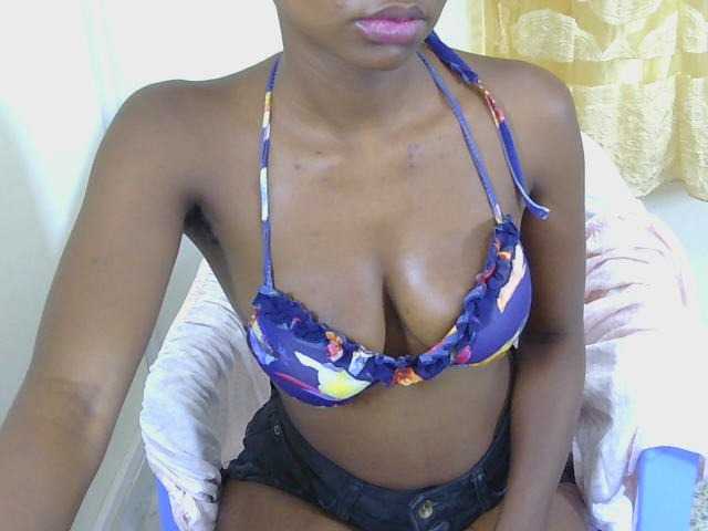 Prettyolie live cam on BongaCams
