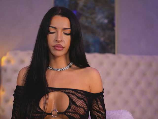 NouraMalvi live cam preview
