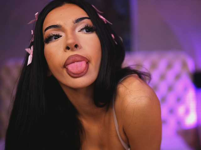 le modèle NouraMalvi est en webcam porno dans un show sur le site bongacams, il possède les tags suivants: White/Caucasian,Brunette,Shaved
