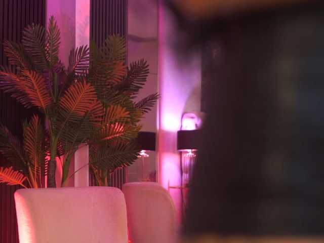 NouraMalvi live cam