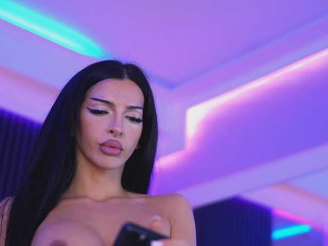 NouraMalvi live cam