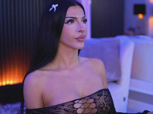 NouraMalvi live cam preview