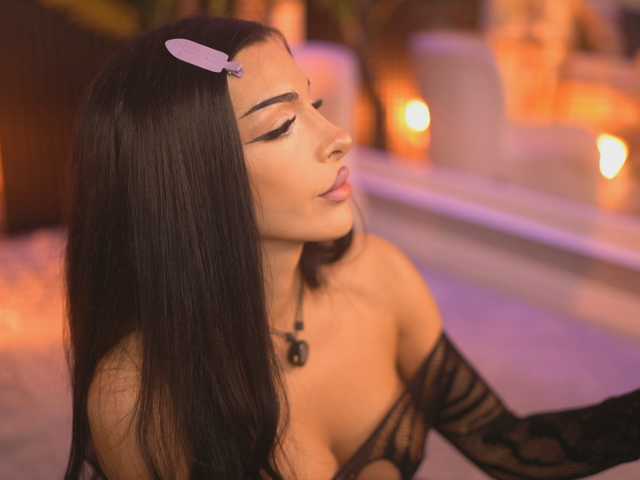 NouraMalvi live cam preview