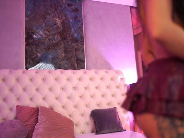 NouraMalvi live cam preview