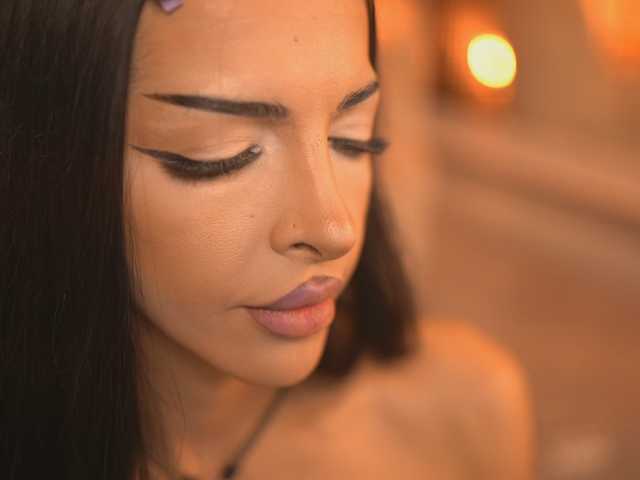 NouraMalvi live cam preview