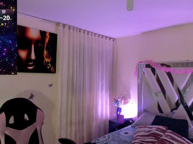 emma-evanss22 live cam on BongaCams