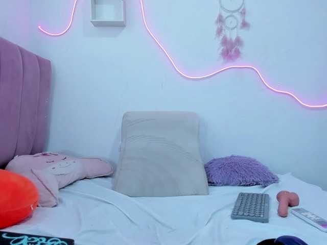 Atenea-bloom live cam on BongaCams