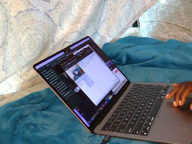 AuratheRealist, en directo ahora en BongaCams