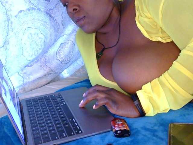 AuratheRealist, en directo ahora en BongaCams