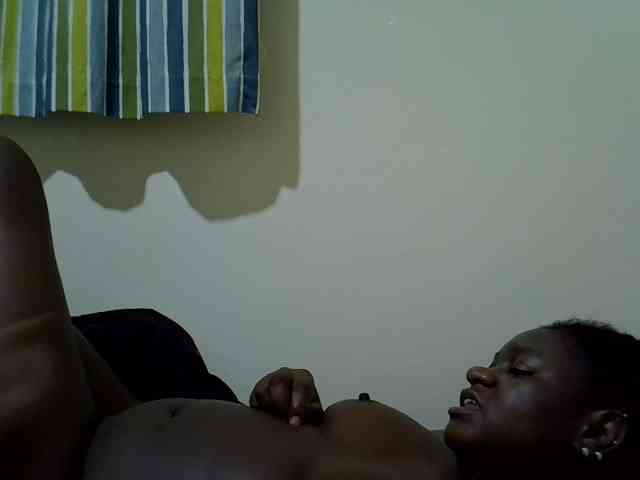 Ebony-Quinter webcam