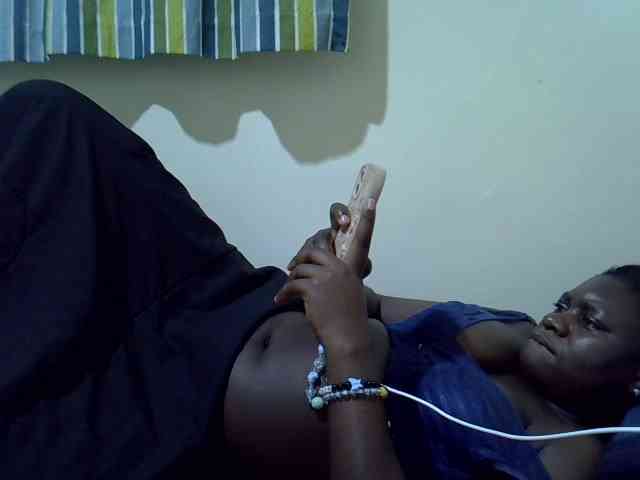 Ebony-Quinter webcam
