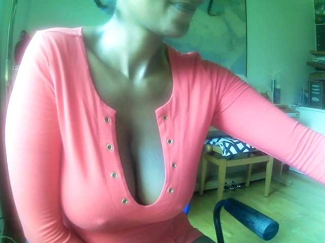 Sonia001 live cam on BongaCams