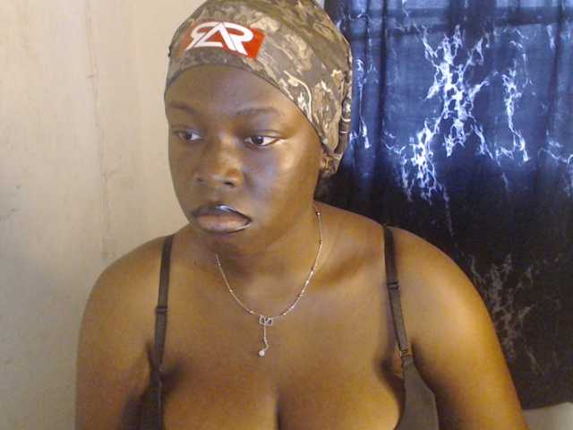 Eboni-hotboobs live cam on BongaCams