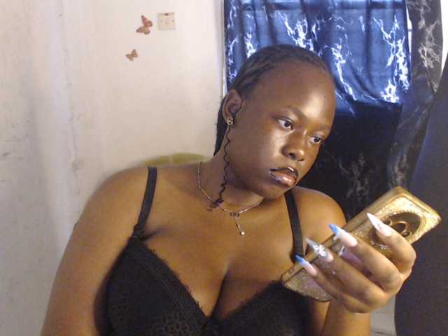 Eboni-hotboobs live cam on BongaCams