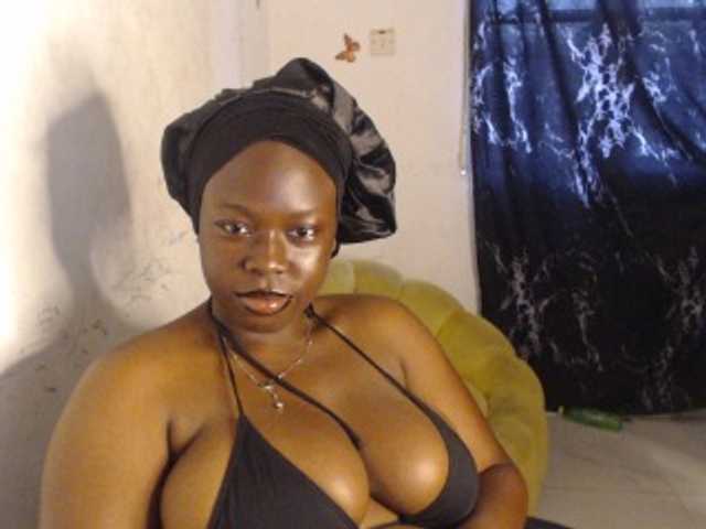 Eboni-hotboobs live cam on BongaCams