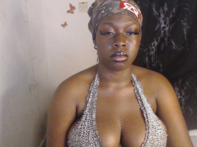 Eboni-hotboobs live cam on BongaCams